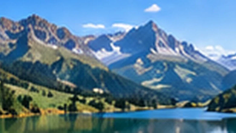 Lac turquoise devant un massif montagneux